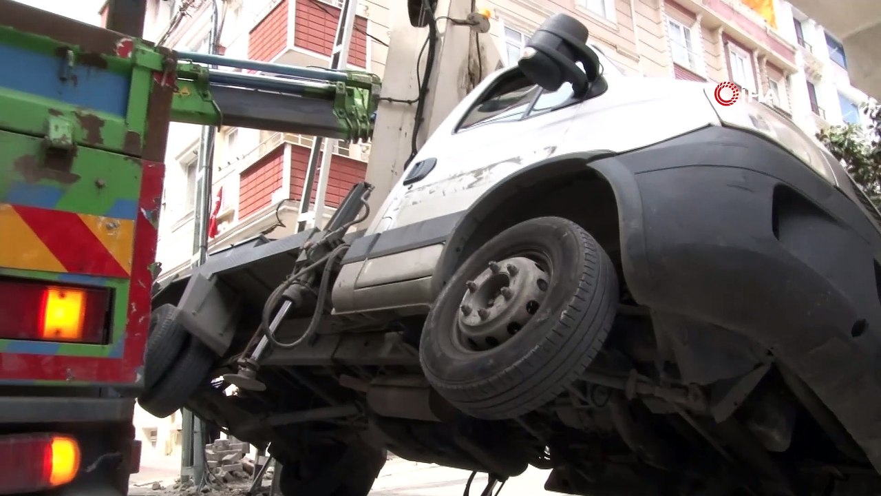 Vinç park halindeki aracın üzerine devrildi...Elektrik direğinde çalışma yapılırken havada asılı kalan vinç böyle görüntülendi