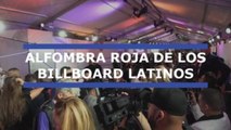 Las estrellas de la canción pasan por la alfombra roja de los Billboard latinos