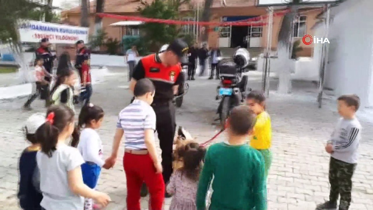 Aydın jandarması çocukları sevindirdi