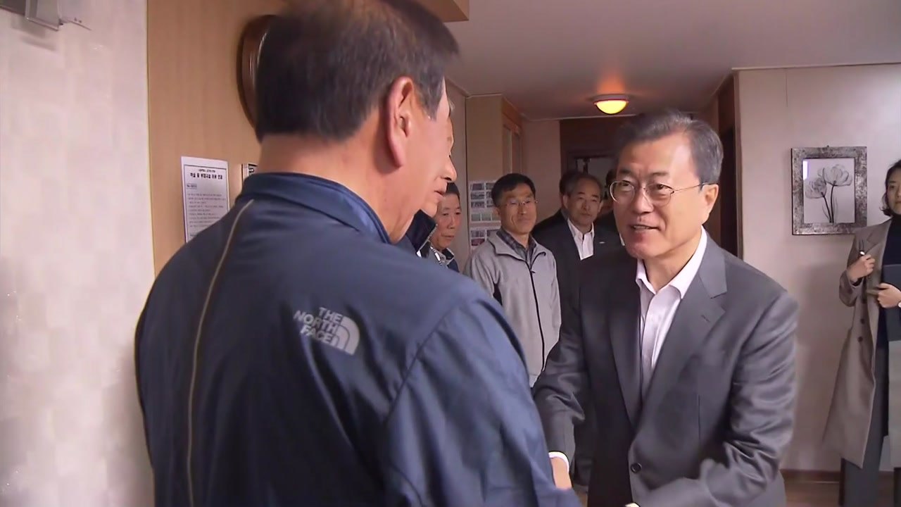 문 대통령, 강원 산불 현장 방문...이재민 위로 / YTN