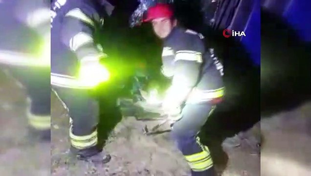Devrilen tırın içinde sıkışan sürücüyü camı kırarak kurtardılar