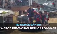 Terjebak Banjir, Warga Dievakuasi Petugas Damkar