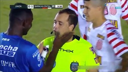 Un jugador de la liga argentina recrimina al árbitro con una torta