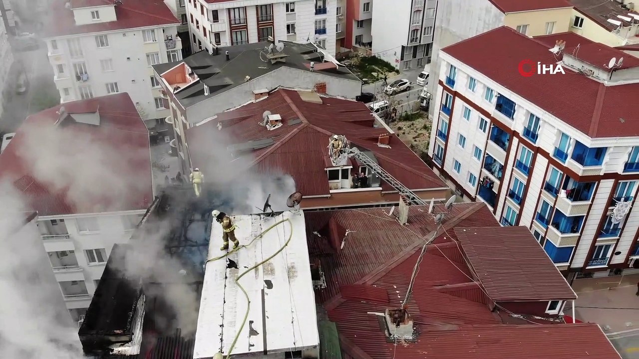 Esenyurt'ta korkutan çatı yangını havadan görüntülendi