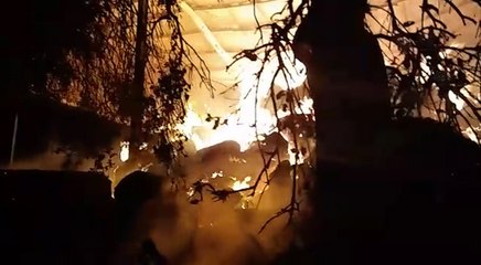 Una nave utilizada como pajar arde más de 12 horas en Villamartín
