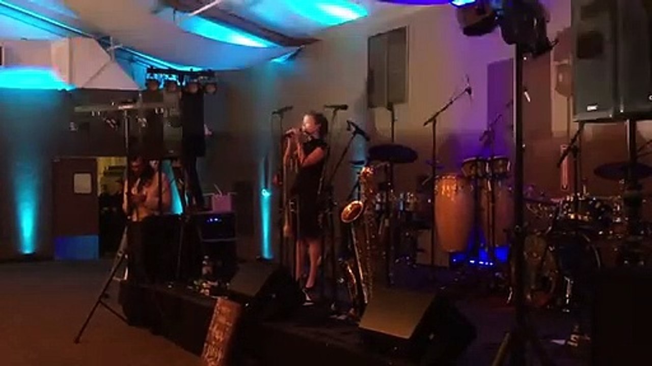 Elle chante merveilleusement "At Last" de Etta James durant le mariage de son frère
