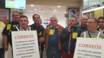 Protestas de trabajadores de la ONCE en la sede de Correos, en Conde de Peñalver (Madrid)