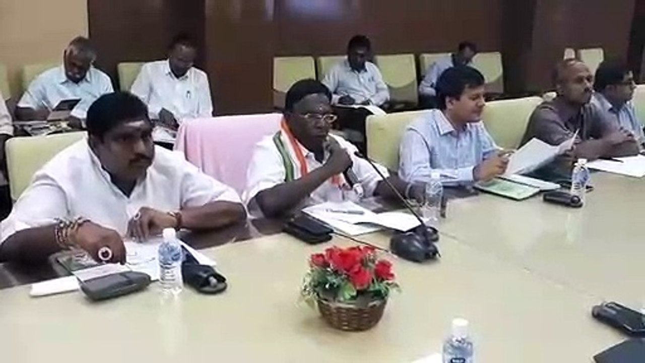 புயல் முன்னெச்சரிக்கை நடவடிக்கைகள் குறித்து புதுவை முதல்வர் நாராயணசாமி ஆலோசனை-வீடியோ