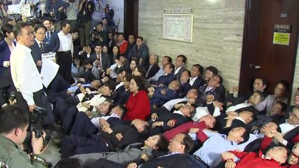 [현장영상] "절대 못 들어가" 사개특위 회의장 앞에 드러누운 한국당 / YTN
