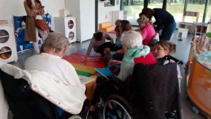 Atelier lecture à la crèche "Rigolo comme la vie", avec quatre résidentes de l'EHPAD voisin "Les Orchidées".