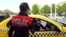 - Turistlerin özçekim yaptığı esnada çantalarını çalan şüpheliler kıskıvrak yakalandı- İstanbul genelinde 'Kurt Kapanı' uygulaması yapıldı