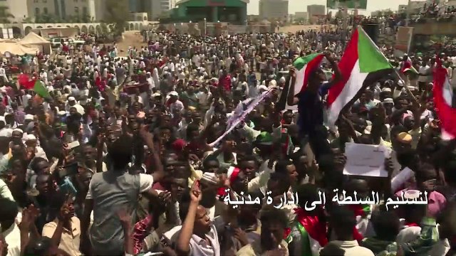 المتظاهرون السودانيون يواصلون الضغط على المجلس العسكري