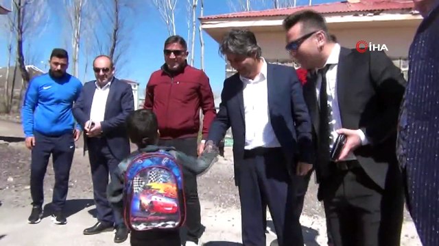 Başkent ticaret liderlerinden öğrencilere giyim malzemesi