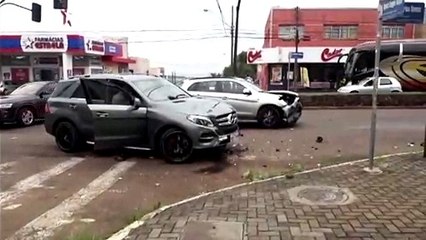 Mercedes e Mitsubishi se envolvem em forte colisão