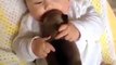 Ce bébé adore faire des bisous à son chiot. Trop cute !