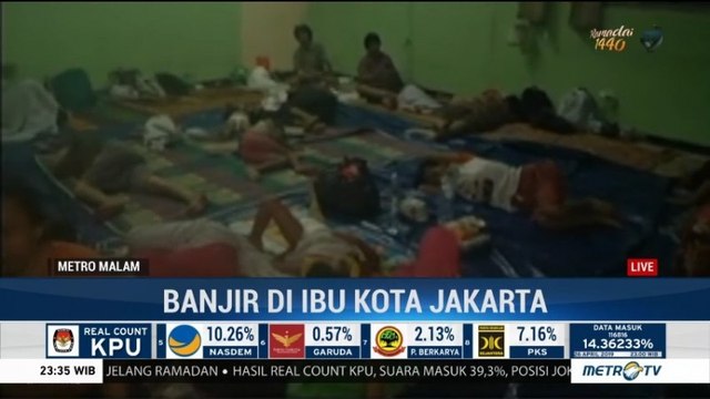 Korban Banjir Kampung Melayu Bertahan di Pengungsian