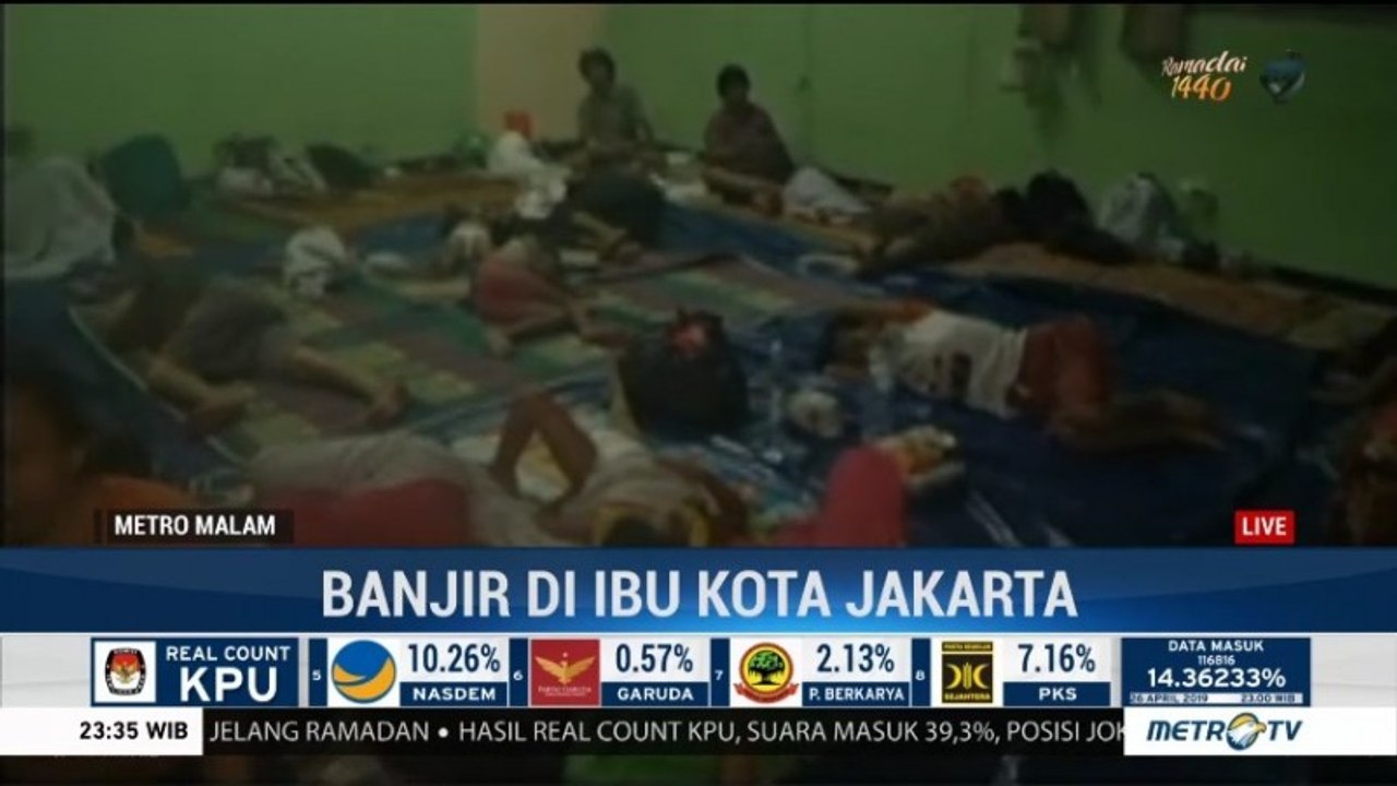 Korban Banjir Kampung Melayu Bertahan di Pengungsian