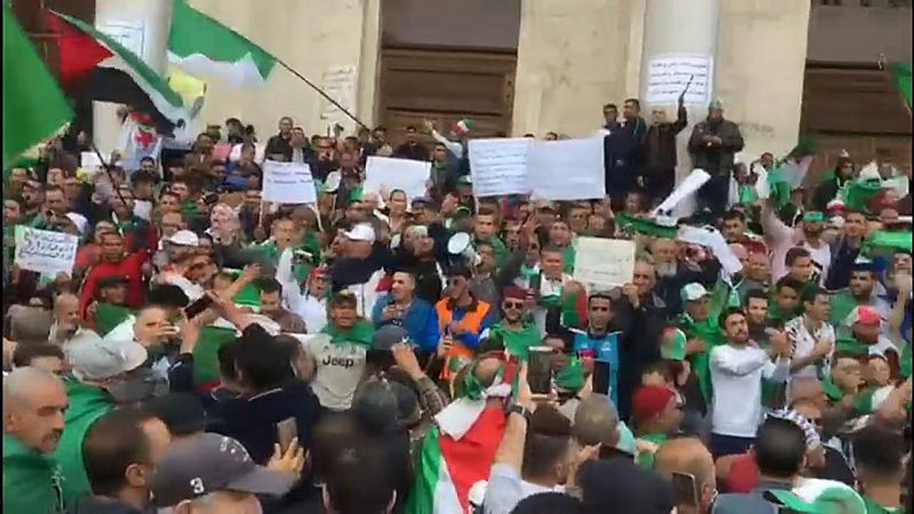 Algerier demonstrieren zehnten Freitag in Folge