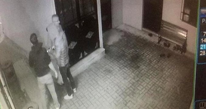 Şafak Vakti Camiden Sadaka Kutusunu Çalan Hırsızlar Kameraya Yakalandı
