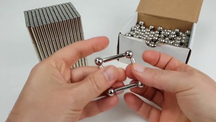 Il construit une Tour Eiffel avec des aimants et des billes d'acier.