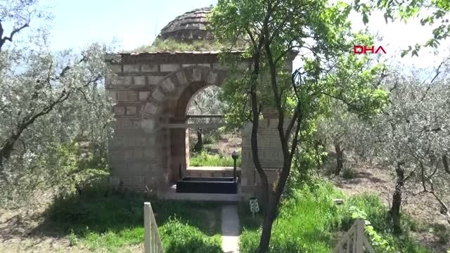 Bursa 600 Yıllık Türbede Defineci Çukuru Ziyaretçileri Şaşırttı