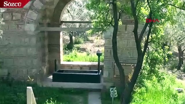 600 yıllık türbede defineci çukuru ziyaretçileri şaşırttı