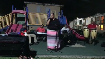 Edna Rivera Cantando El Coro Porque Buscais Entre Los Muertos Al Que Vive?