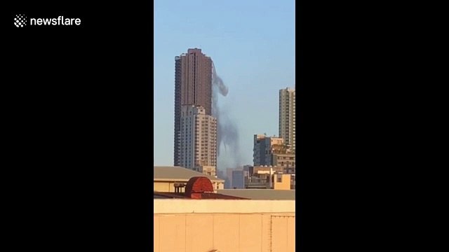 Un séisme renverse leau dune piscine sur le toit dun immeuble (Philippines)