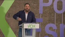 El himno de España y una descarga de fuegos artificiales cierran la campaña de Vox en la Plaza de Colón