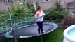 Elle tente un plongeon d'un trampoline et se rate... Douloureux
