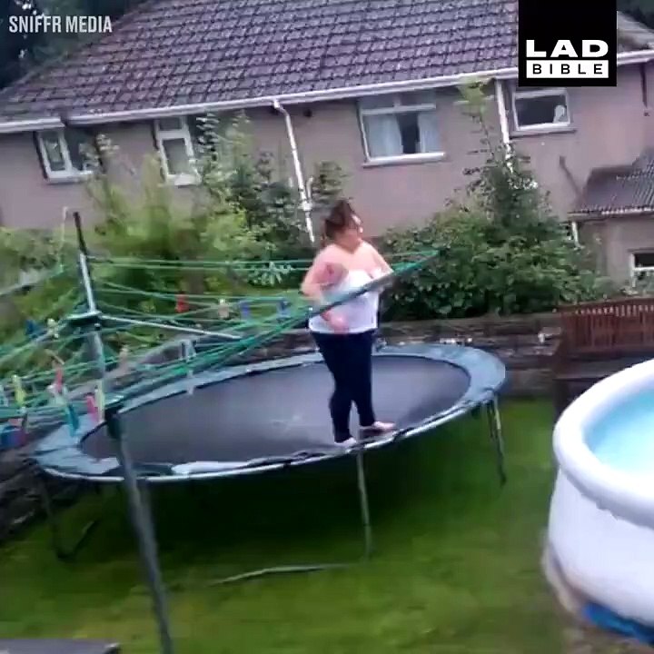 Elle tente un plongeon d'un trampoline et se rate... Douloureux