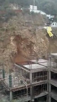 Ces ouvriers passent tout près du drame... Glissement de terrain incroyable