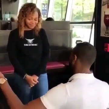 Elle croit à une demande en mariage mais ce n'est pas du tout ça... Copine infidèle prise en flag