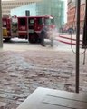 Ce pompier se rate en fermant une bouche à incendie ! Douloureux