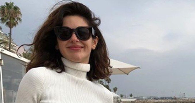 Nesrin Cavadzade, Bacak Dekolteli Bahar Temizliği Pozuyla Takipçilerini Gülümsetti!