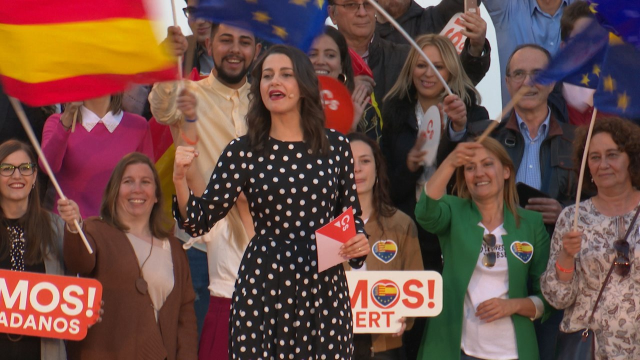 Arrimadas: "Cs piensa en el futuro, no en los huesos de Franco"