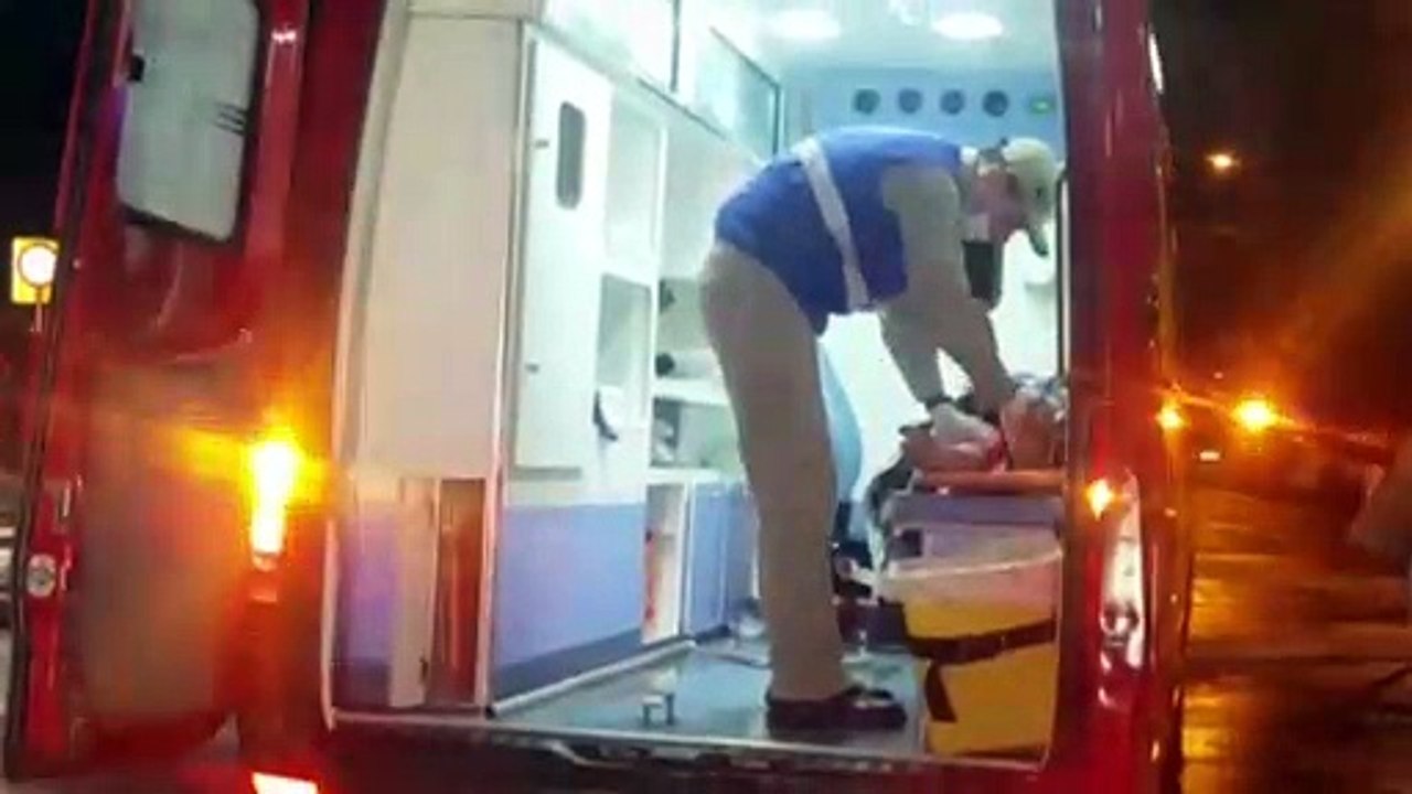 De bicicleta, menino é atingido por carro; Após colisão, motociclista sofre queda