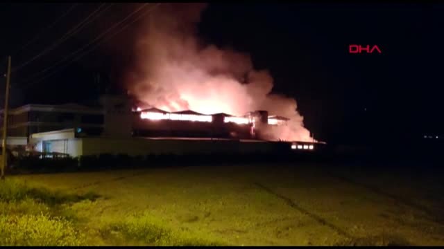 Denizli'de Tekstil Fabrikası Yanıyor