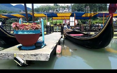Naik Perahu di Little Venice, Puncak, Bogor, Jawa Barat
