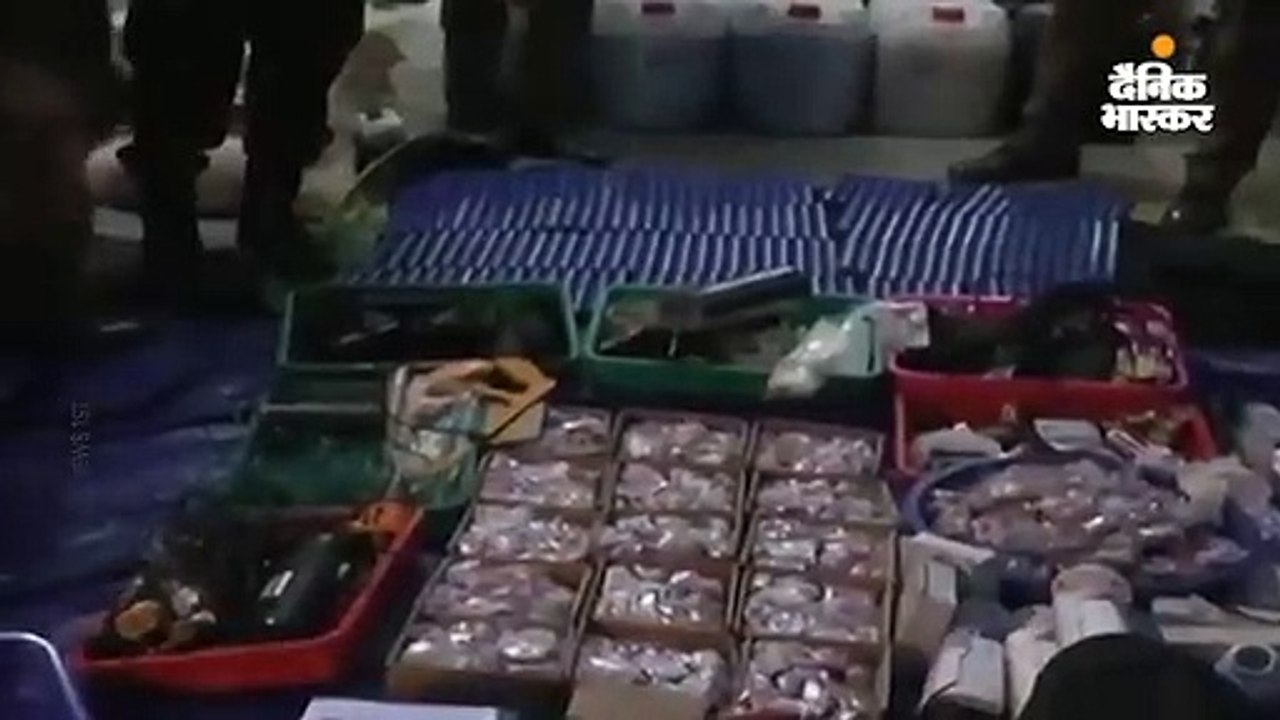 आतंकियों के ठिकानों से पुलिस को मिले झंडे और ड्रोन