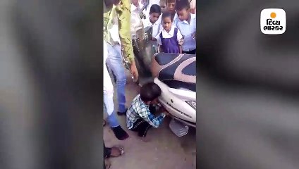 મહેસાણી બાળકે મામાના ઘરે જવા જીદ પકડી, શિક્ષકે રોડ પર જ પરીક્ષા લેવી પડી