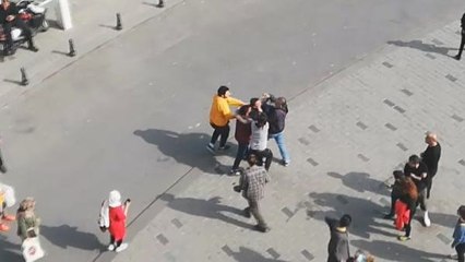 Taksim Meydanı'nda "Fotoğrafımı Paylaştın" Kavgası