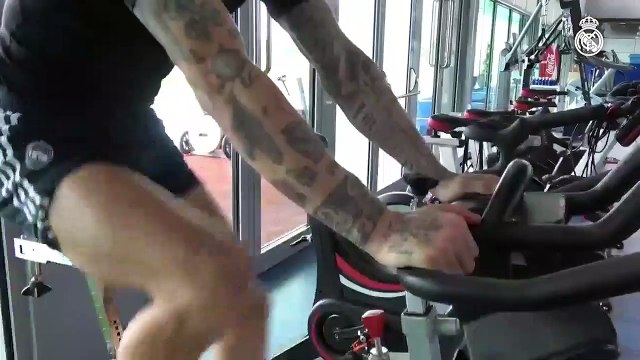 Sergio Ramos se macha en el gimnasio para recuperarse de su lesión
