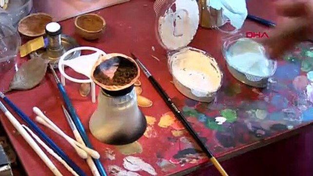 Kocaeli'nin İzmit ilçesinde mekatronik mühendisi Akad Erzen, yaklaşık 10 yıldır merak sardığı mikro sanatla kurutulmuş kelebek kanadı, fındık ve ceviz kabuğu ile kıyafetleri sanat eserine dönüştürüyor.