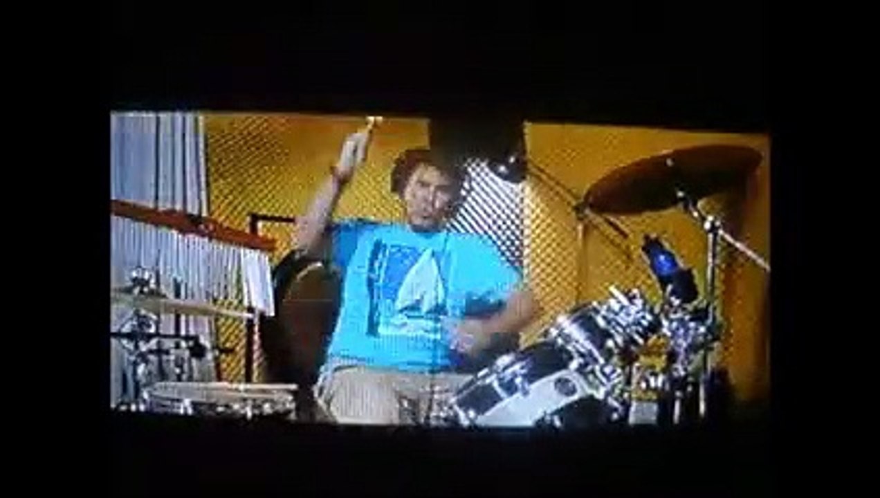 "Touche pas à ma batterie où je vais te faire du mal! (Frangins malgré eux)