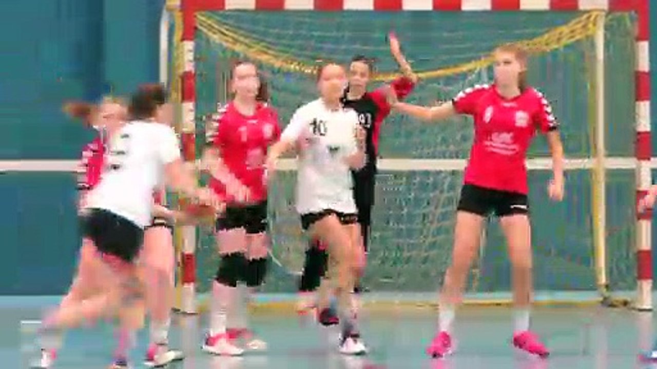 Résumé : -16 Filles VS Les Achards