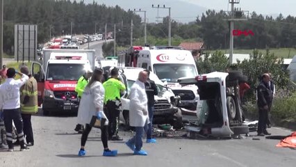 İzmir'de İki Araç Çarpıştı: 7 Ölü, 1 Yaralı - Aktüel
