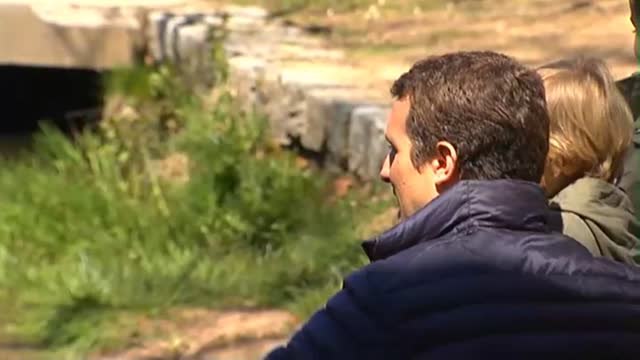 Casado pasa la jornada de reflexión con su mujer y sus hijos en Ávila