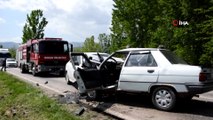 Otomobiller kafa kafaya çarpıştı: 1 ölü, 1 yaralı