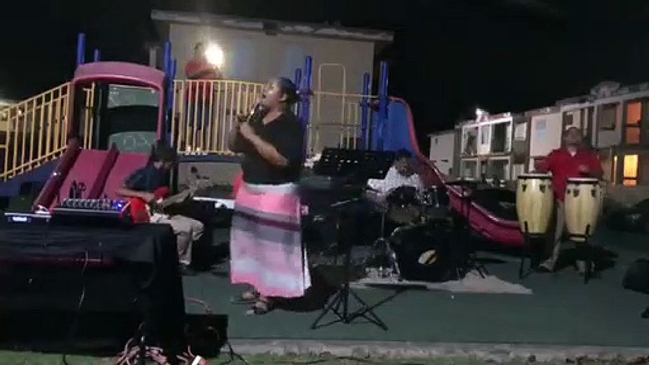Edna Rivera Cantando La Alabanza- “No Sigas Llorando En Tu Soledad”